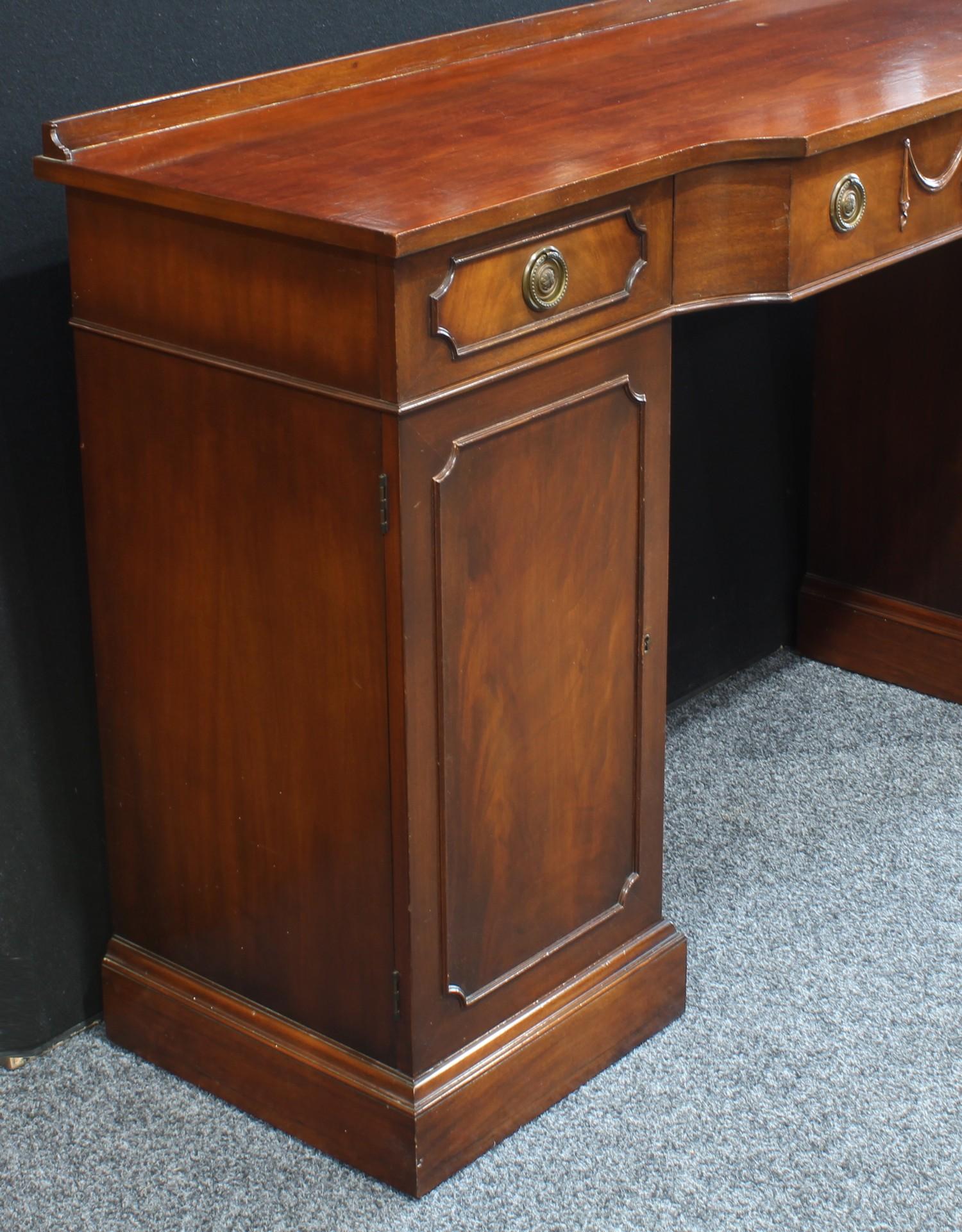 A George III style mahogany pedestal sideboard, in the Adam Revival taste,168cm wide, 93cm high. - Bild 3 aus 3