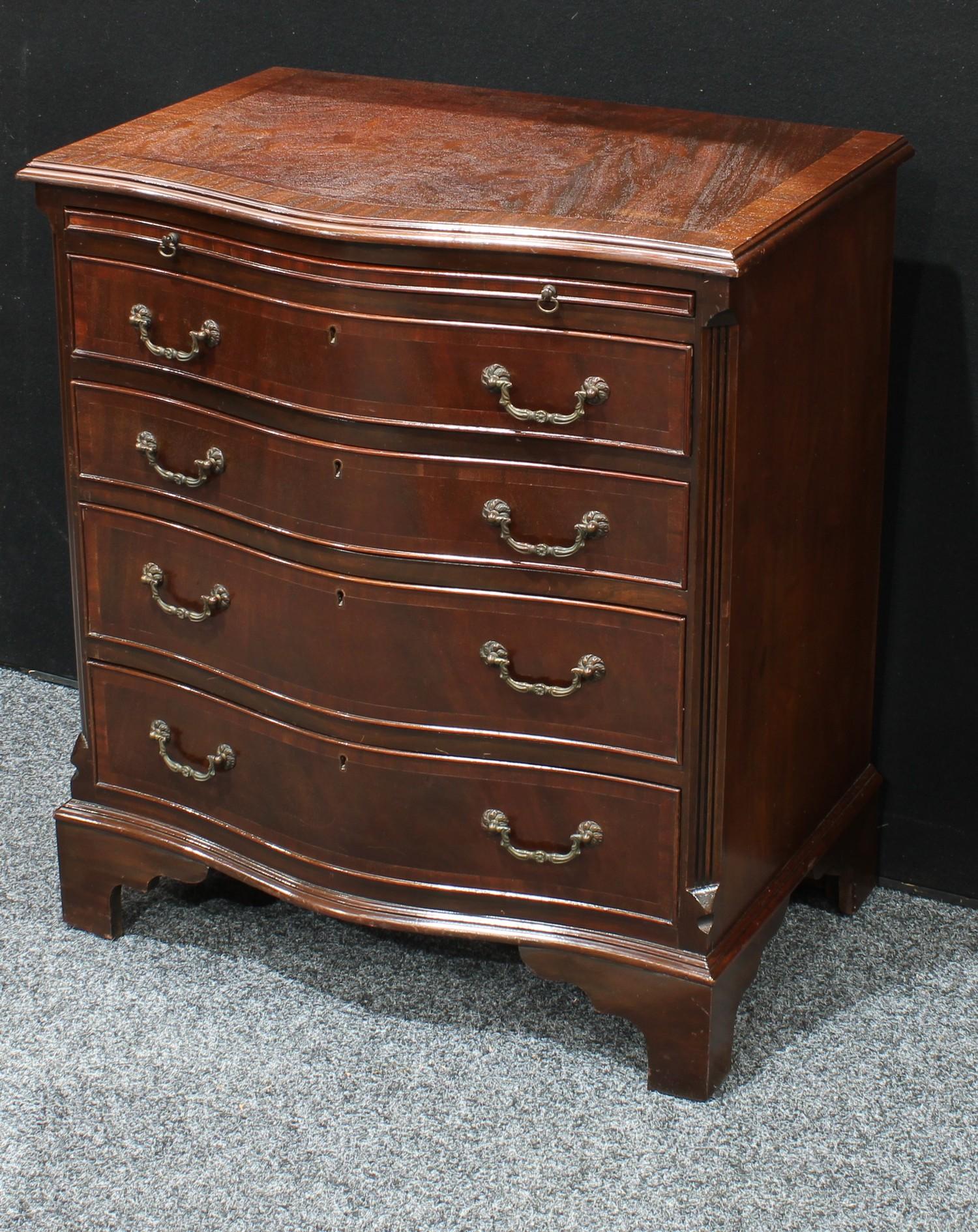 A George III style mahogany serpentine bachelor?s chest, the slide above four long drawers, - Bild 2 aus 2