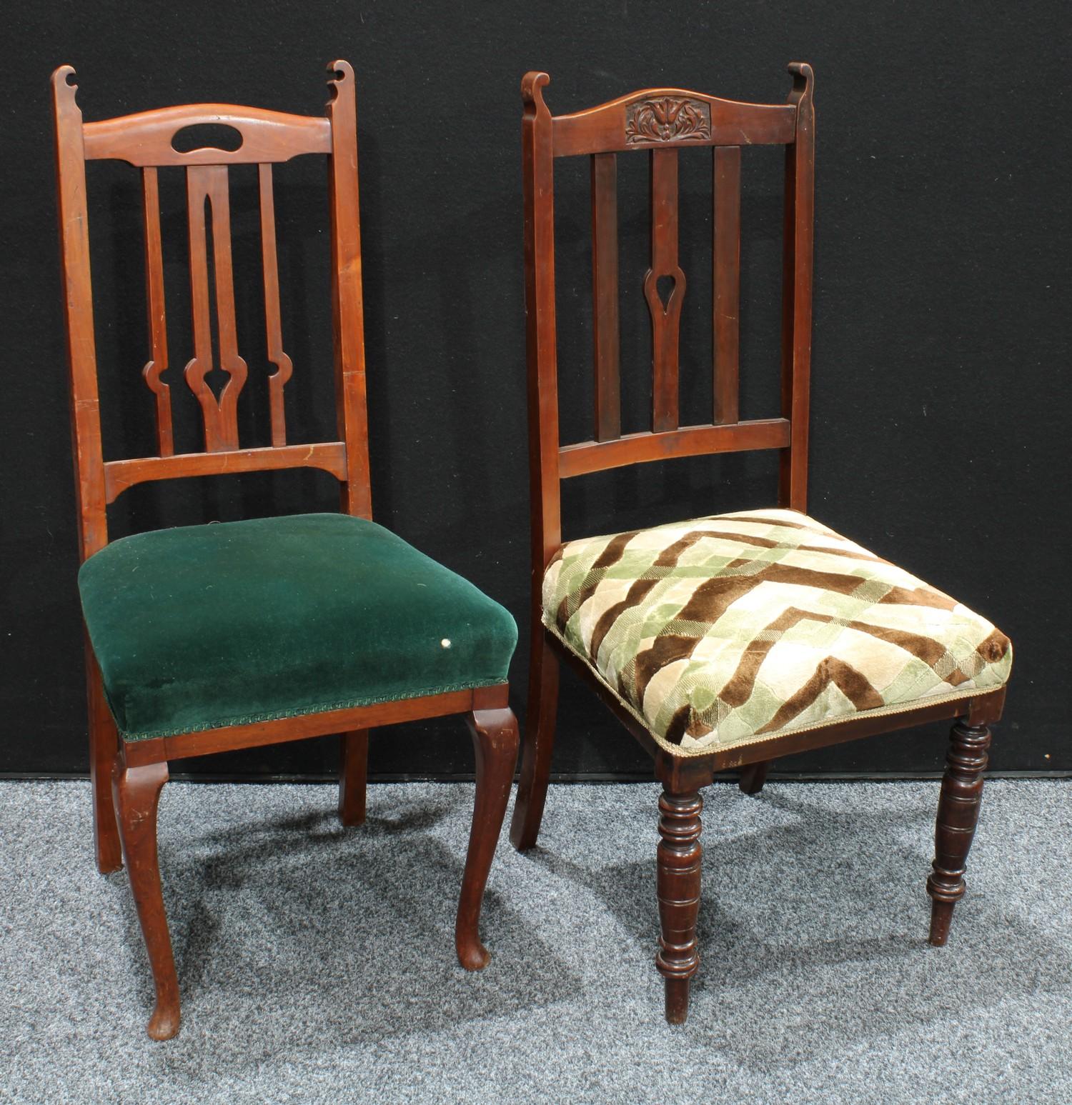 A set of four Arts and Crafts mahogany dining chairs, the backs pierced and shaped in the Art - Bild 2 aus 2