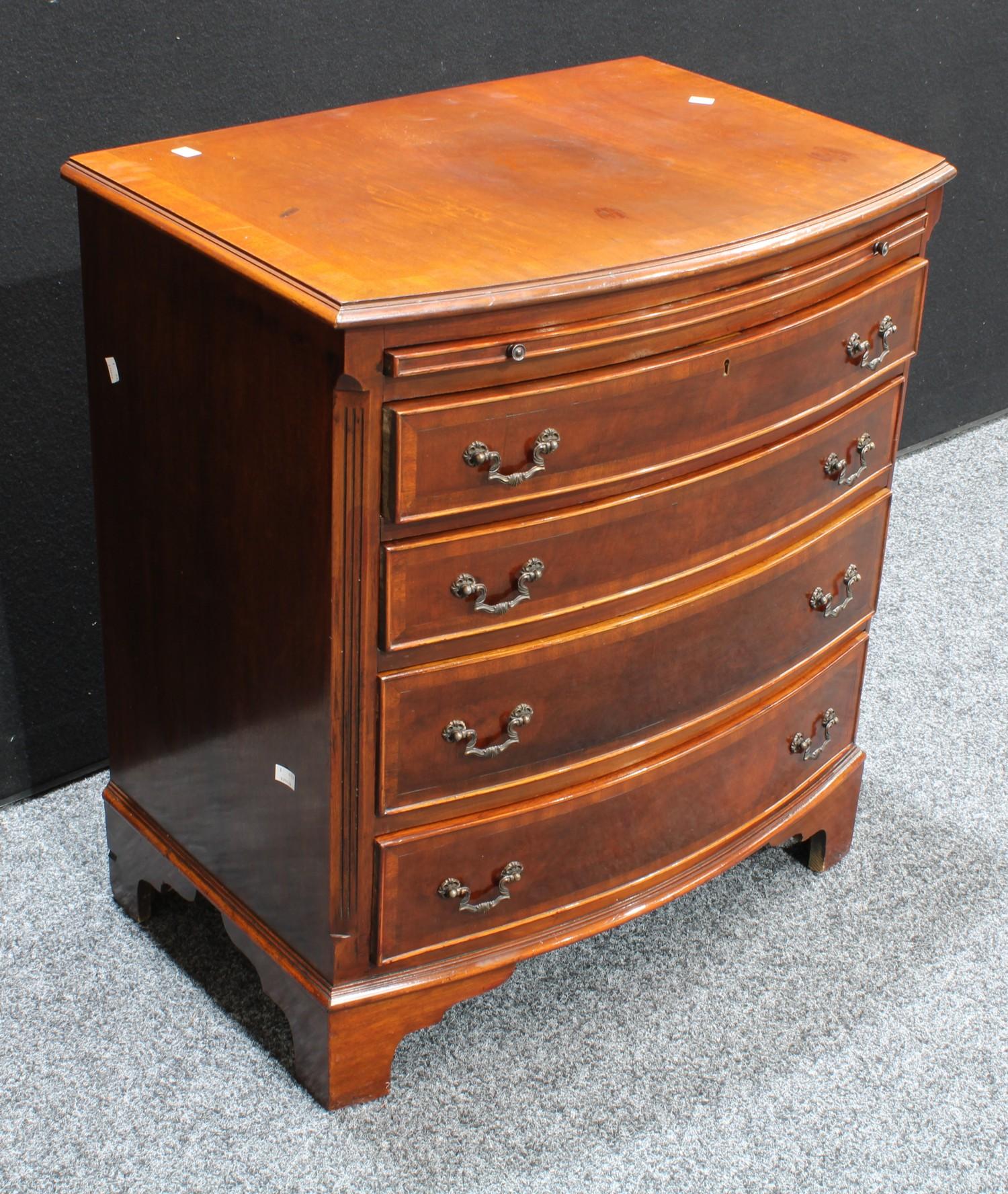 A George III style crossbanded mahogany bow fronted bachelor?s chest, brushing slide above four - Bild 3 aus 3