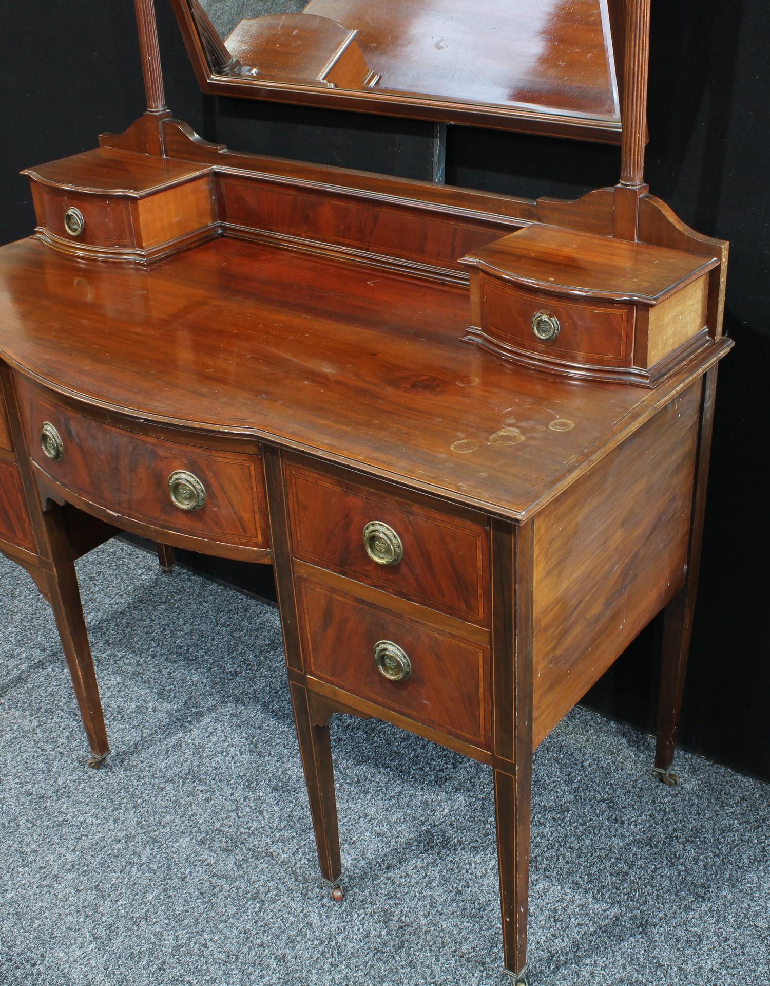 An Edwardian mahogany bow fronted dressing table, tapered square legs, 122cm wide - Bild 2 aus 2