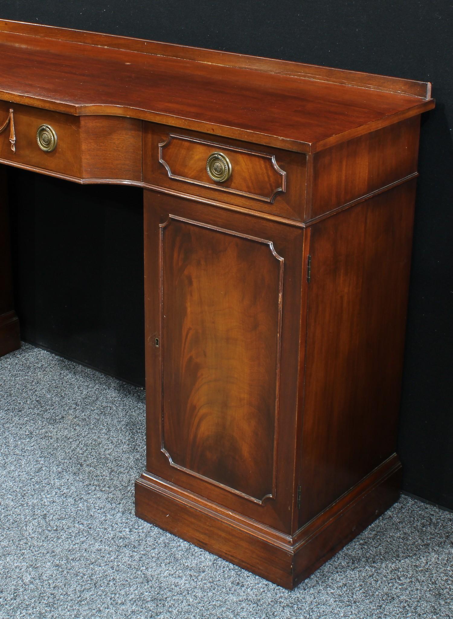 A George III style mahogany pedestal sideboard, in the Adam Revival taste,168cm wide, 93cm high. - Bild 2 aus 3