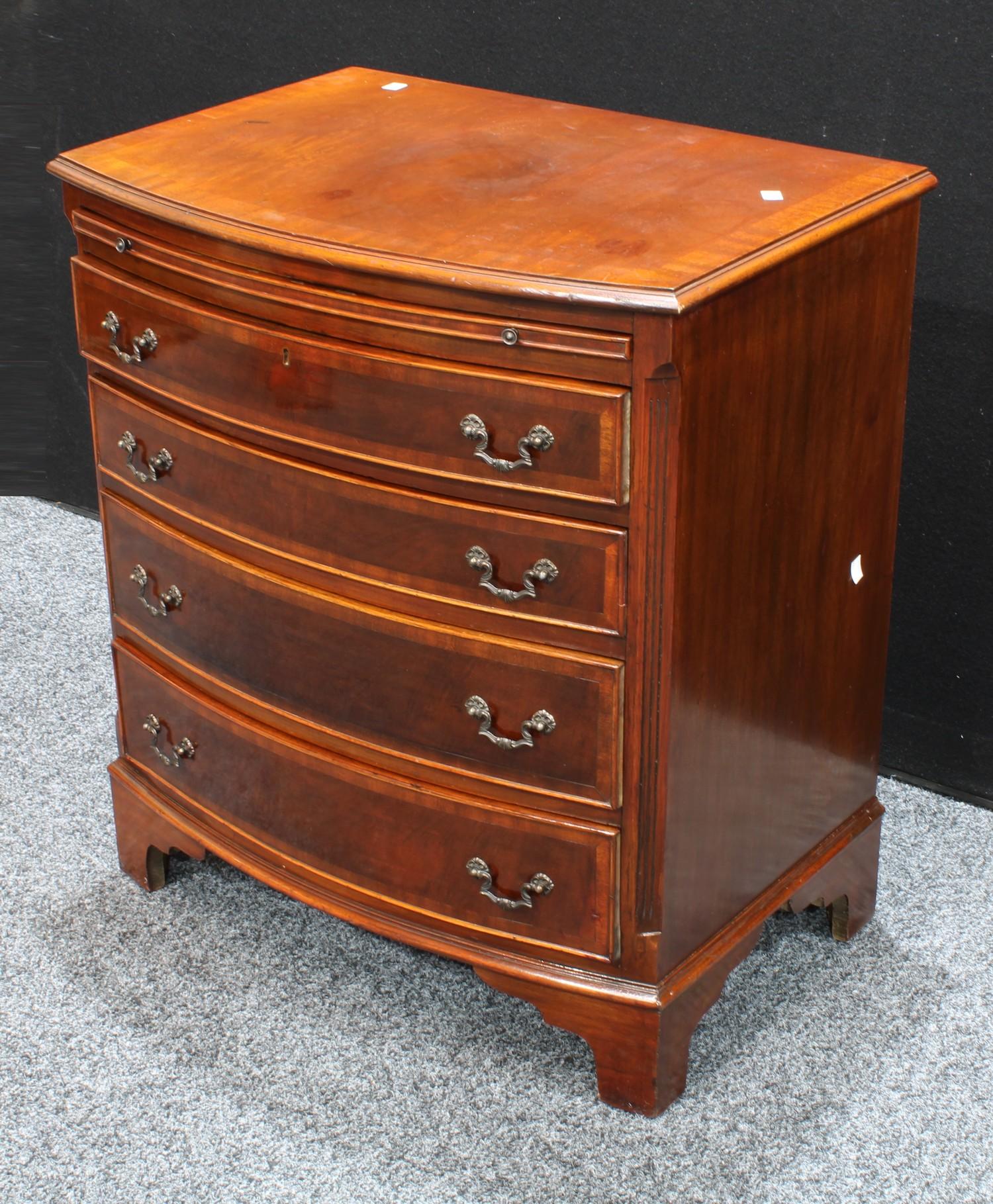 A George III style crossbanded mahogany bow fronted bachelor?s chest, brushing slide above four - Bild 2 aus 3