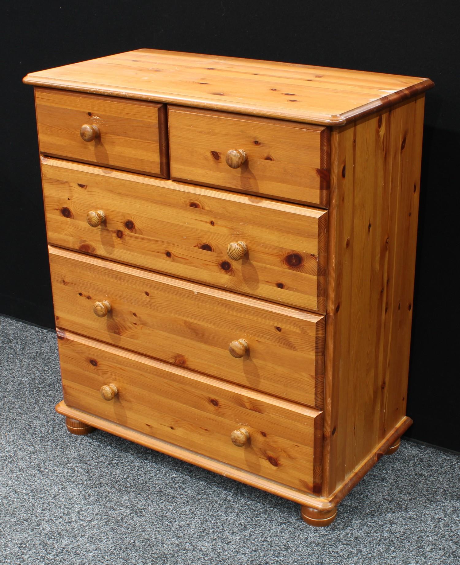 A pine chest of drawers, rounded rectangular top above two short and three long drawers, bun feet, - Bild 2 aus 2