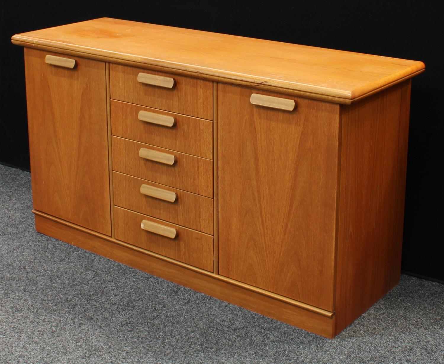 A retro mid-20th century teak sideboard, slightly oversailing rectangular top above a bank of five - Bild 2 aus 2