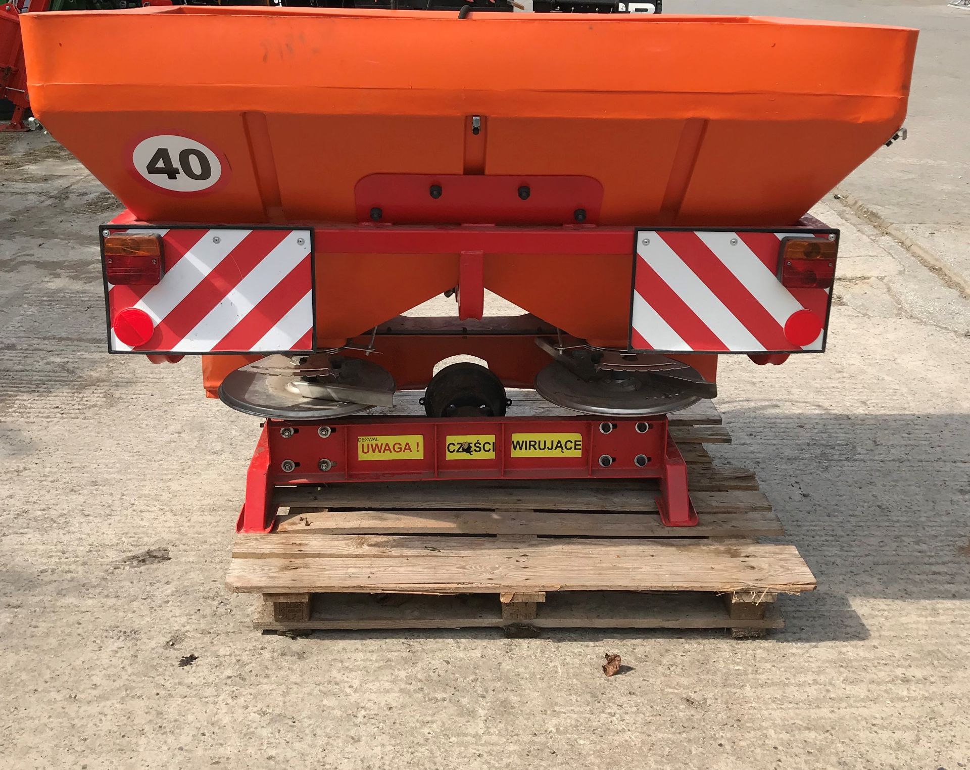 Dewal 850 Twin Disc Fertiliser Spreader, Manual or Hydraulic Control