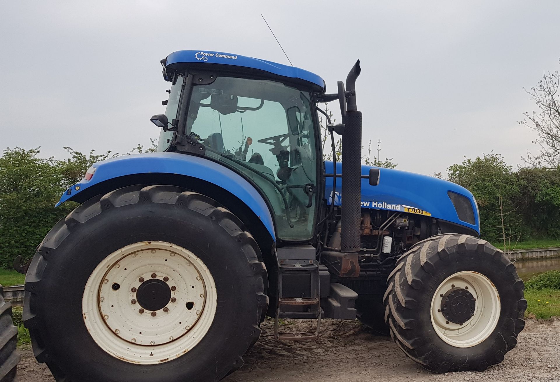 2008 New Holland T7030 – 10875 hrs