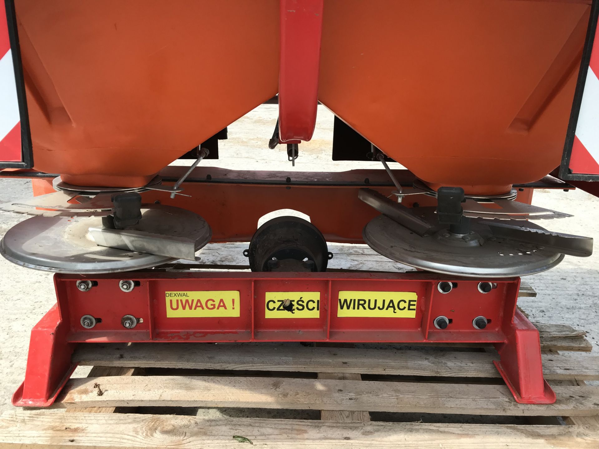 Dewal 850 Twin Disc Fertiliser Spreader, Manual or Hydraulic Control - Image 3 of 5