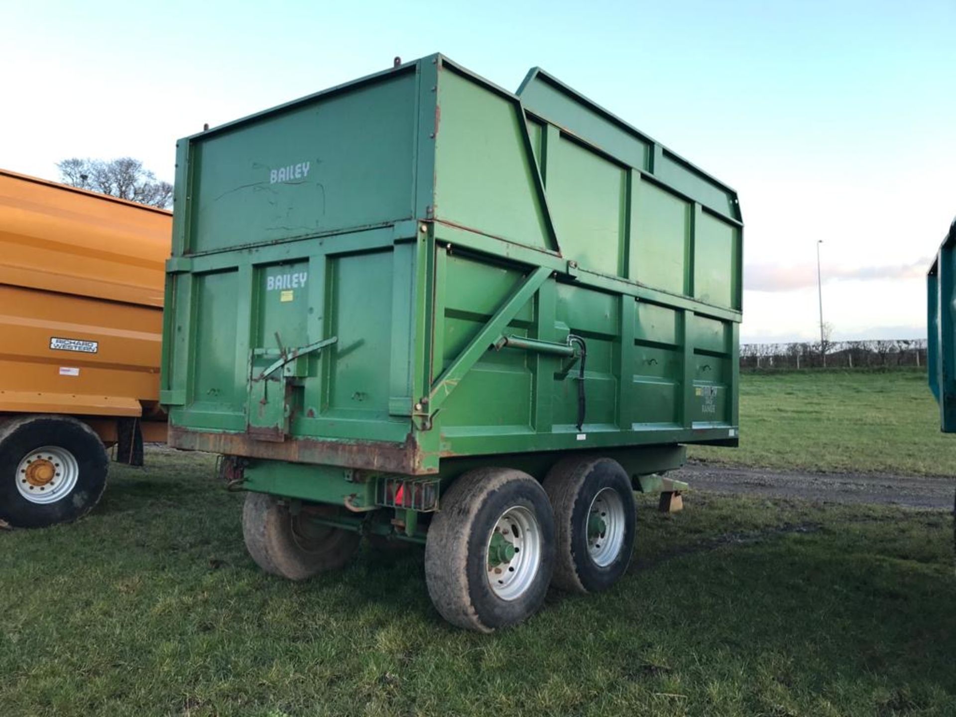 2009 Bailey 11 Tonne Silage Trailer, Hyd Back Door, Sprung Axles, & Drawbar, Super Singles - Image 3 of 5