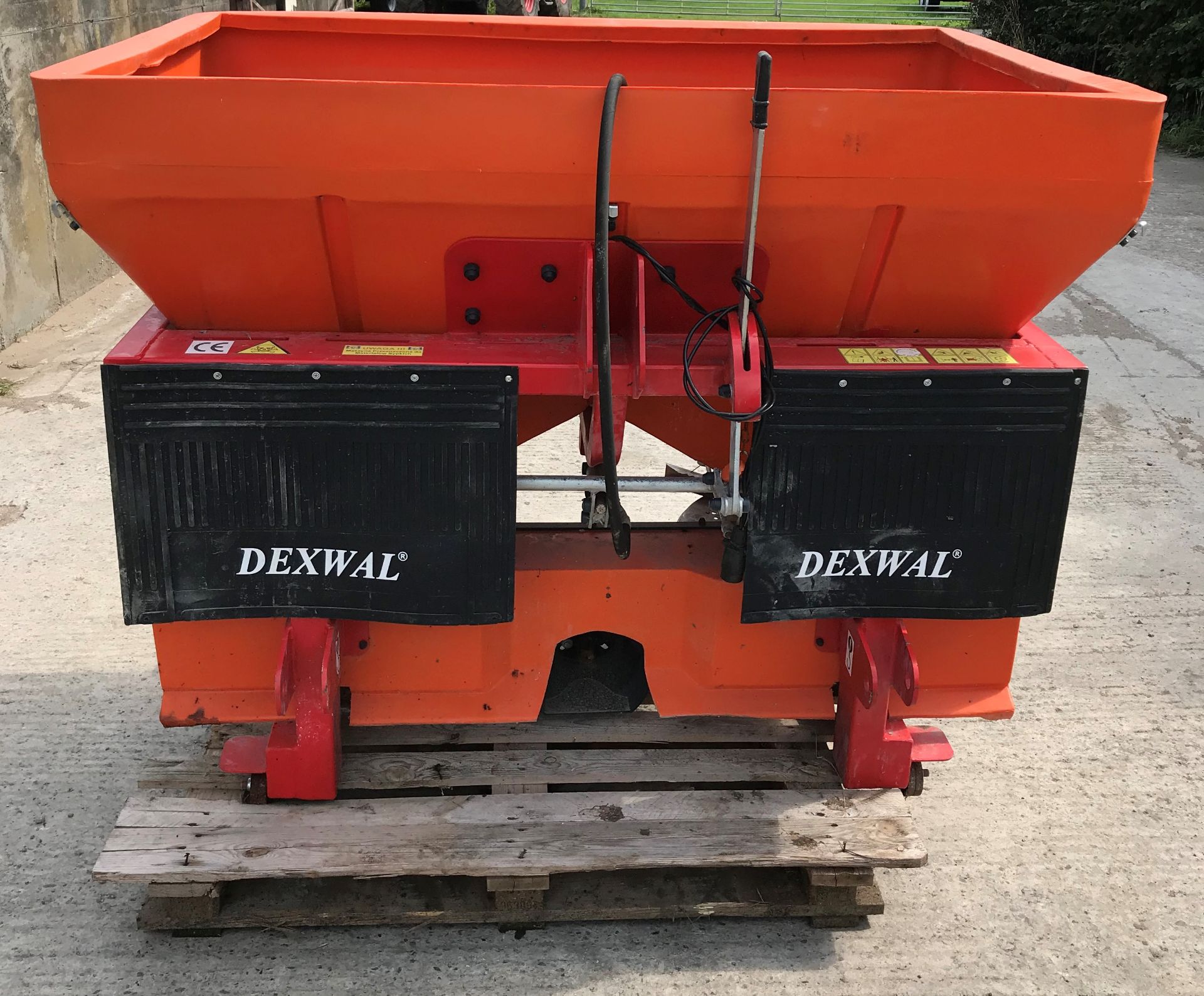 Dewal 850 Twin Disc Fertiliser Spreader, Manual or Hydraulic Control - Image 5 of 5