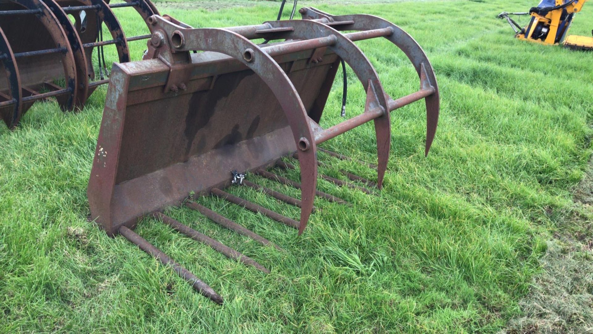 Manitou Muck Grab