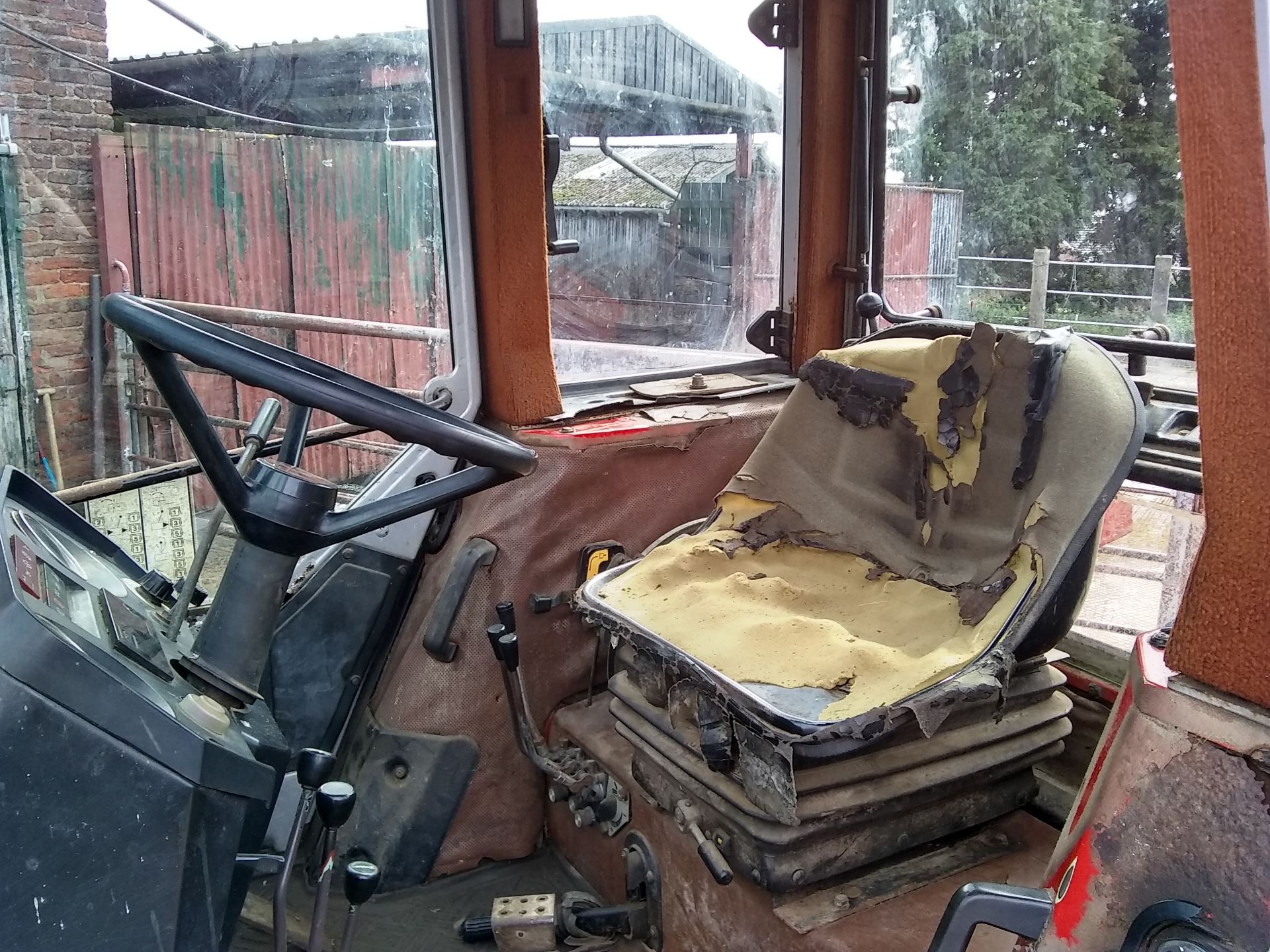 1983 Massey Ferguson 690 with loader, fork, bucket and spare front wheels - Image 3 of 6