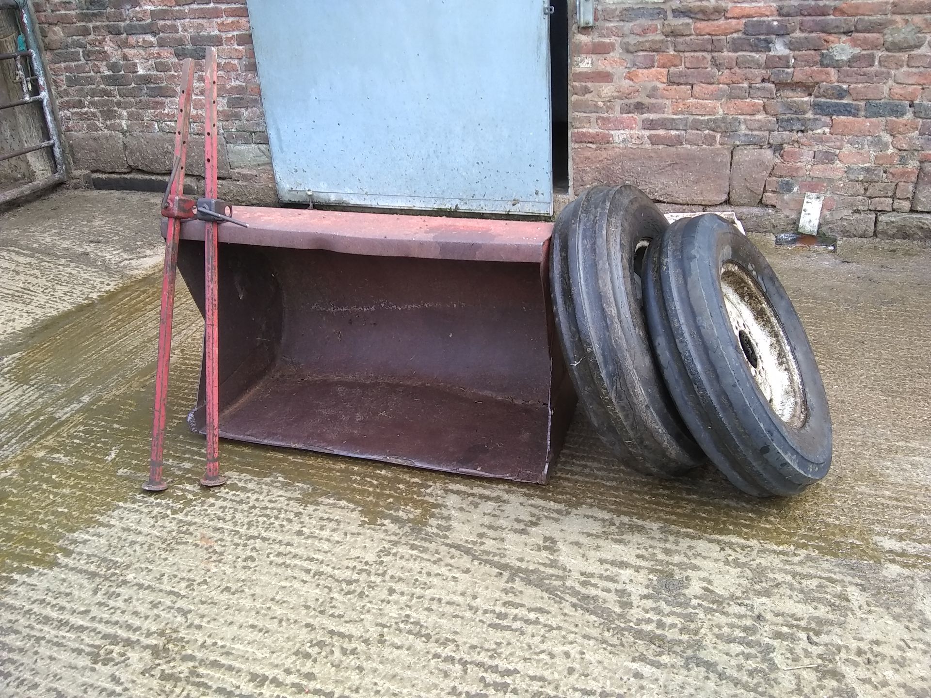 1983 Massey Ferguson 690 with loader, fork, bucket and spare front wheels - Image 5 of 6