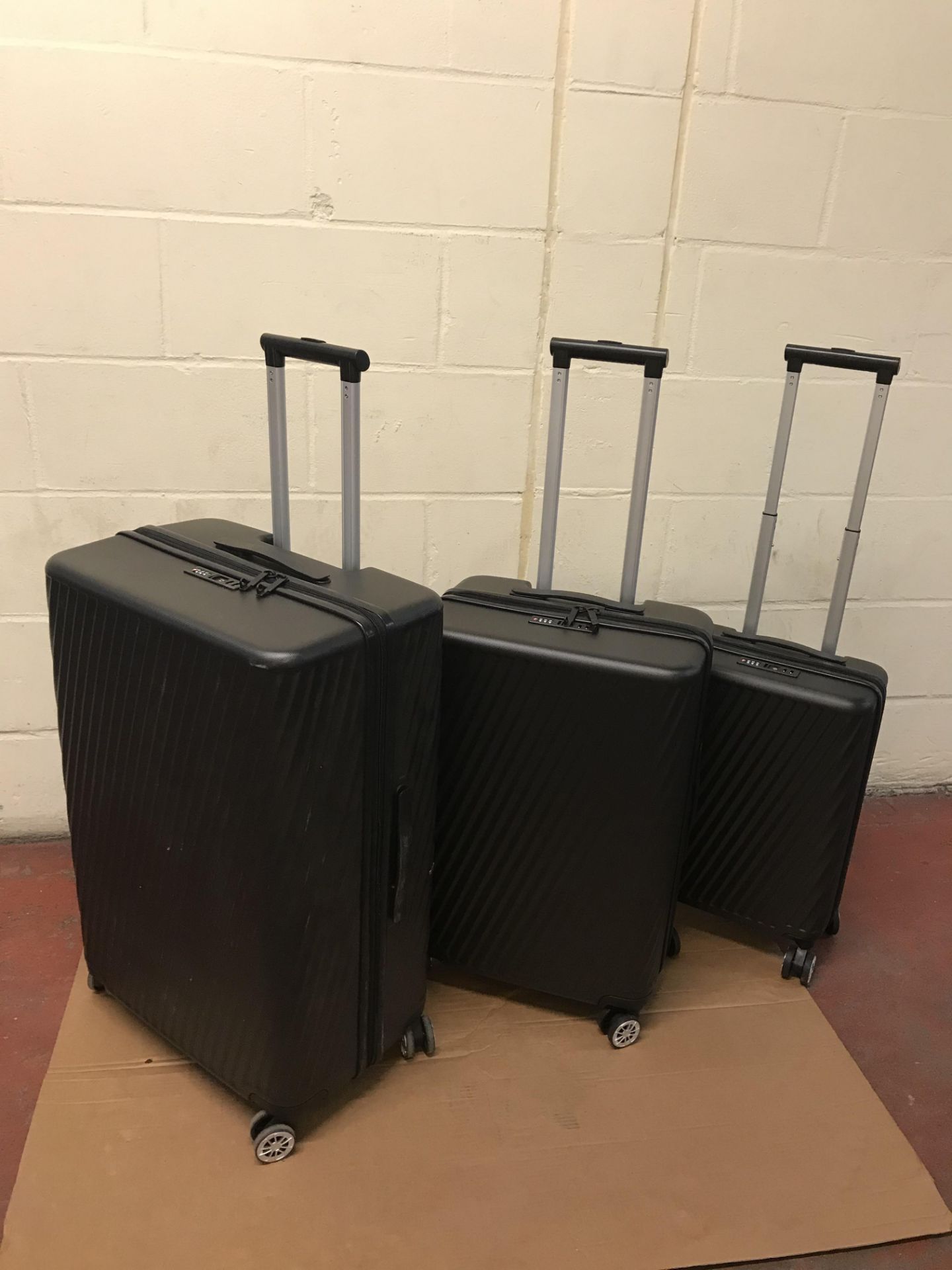 Ultralight 4 Wheel Hard Suitcases Set with Security Zip (zip on large case damaged, image) RRP £229 - Image 2 of 3