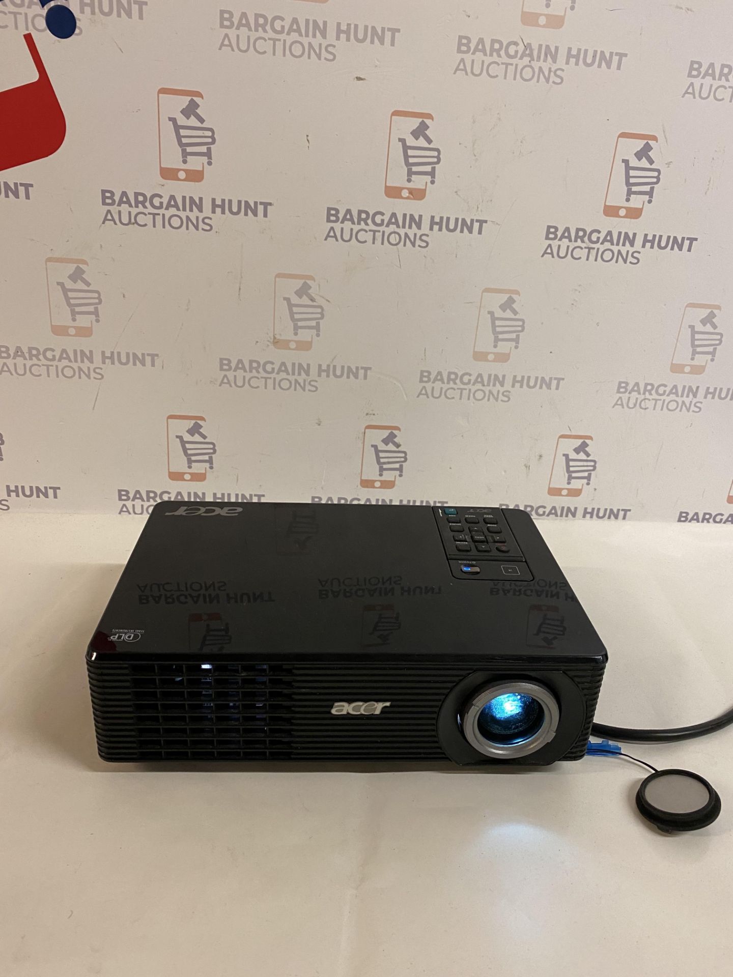 Acer X1160 - DLP Projector (remote control not working, may need new battery)