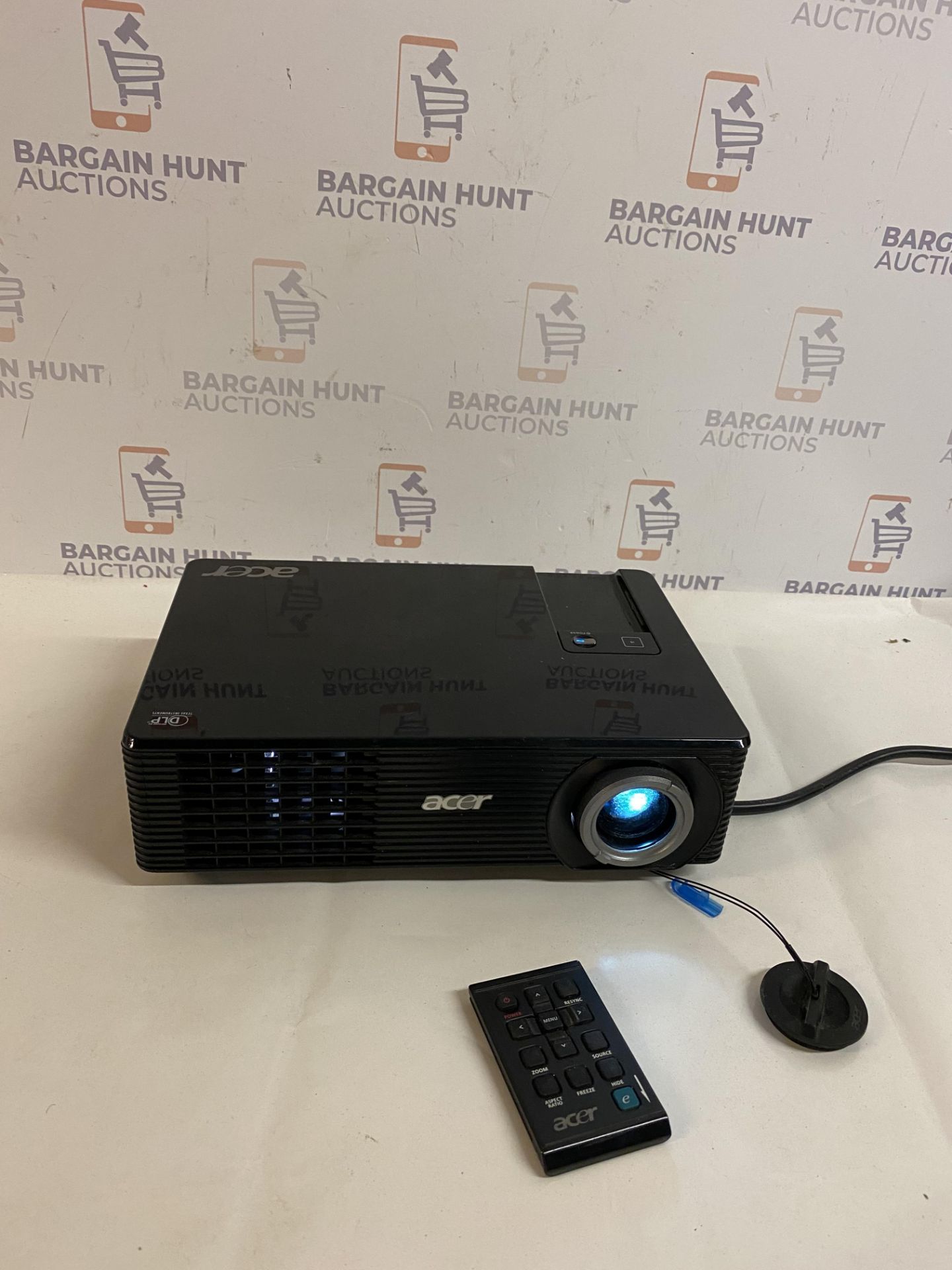 Acer X1160 - DLP Projector (remote control not working, may need new battery) - Image 3 of 4