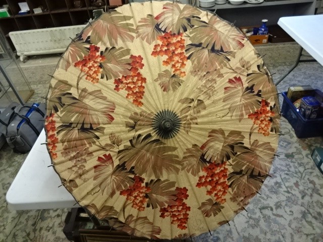 Pair of oriental silk stitching's (55 x 110)cm, plus 2 parasols - Image 4 of 5