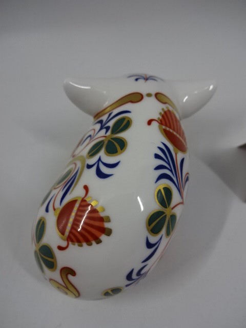 Royal Crown Derby Sleeping pig, gold stopper, 8cm long - Image 2 of 3