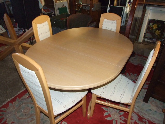 Modern Extending Dining Table with 4 Chairs