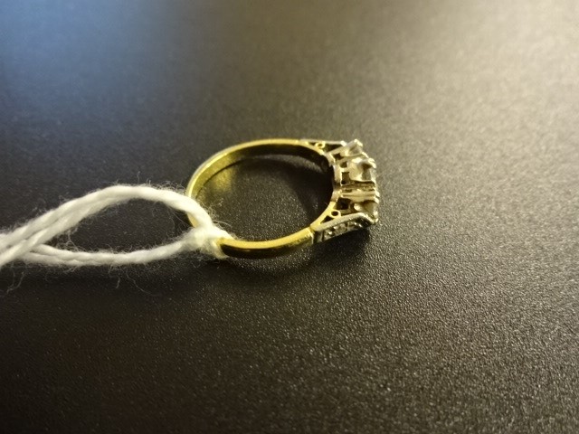 18ct gold 3 diamond set ring - Image 3 of 3