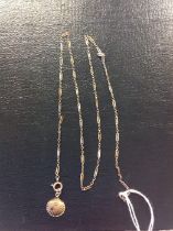 9ct gold chain and pendant with shell motif, 3g