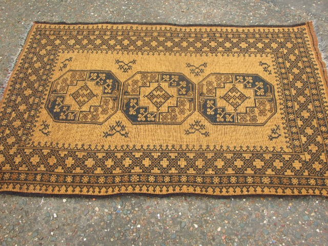 Patterned Rug from a country estate - Image 2 of 2