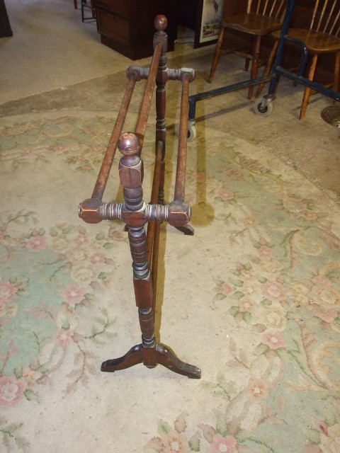 Victorian Towel Rail 28 inches wide - Image 2 of 3