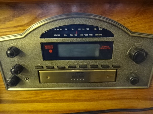 Modern radio and CD player in the form of a vintage gramophone, with remote and instructions - Image 2 of 4