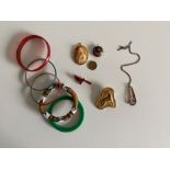 Vintage jewellery bundle including hand carved bird brooch, cameo, cloisonné pendant, glass flamingo