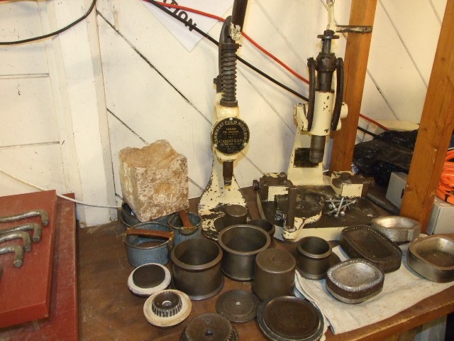 Camwheat Pork Pie & Pie Maker with various moulds ( butchers shop clearance )