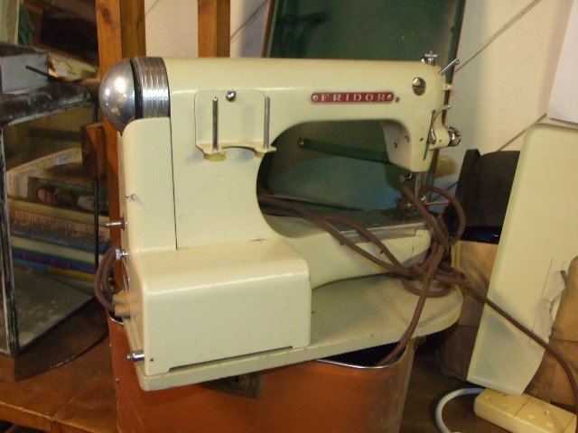 Retro Fridor Merino Electric Sewing Machine ( house clearance ) - Image 3 of 6