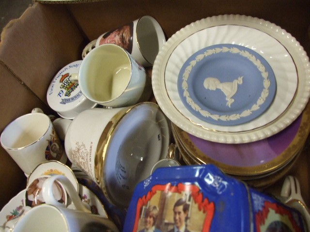 Box Royal Memorabilia China mainly Diana , a few coins , spoons etc as well - Image 3 of 4