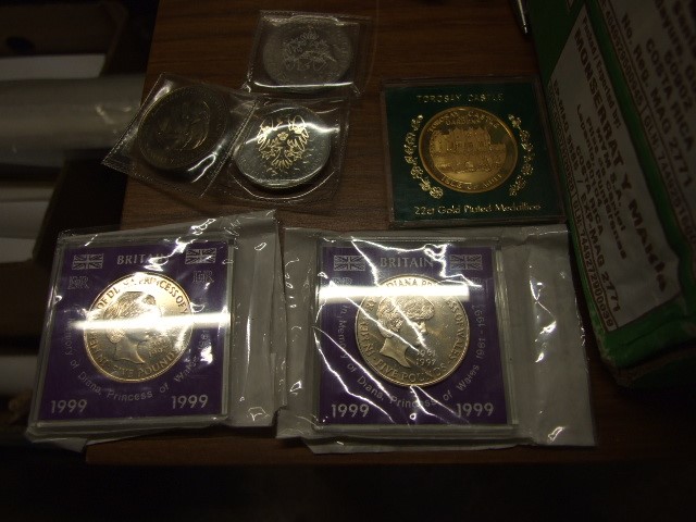 Box Royal Memorabilia China mainly Diana , a few coins , spoons etc as well - Image 4 of 4