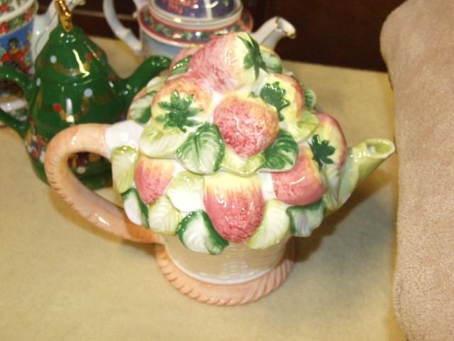 3 Sadler Christmas Teapots , Wade Christmas Teapot & 3 others - Image 3 of 4