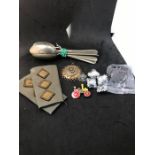 Group of militaria to incl 2x captains epaulettes, 7x military spoons from 50's, police pips and