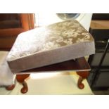 Footstool with single height adjustment on pad feet