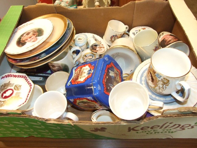 Box Royal Memorabilia China mainly Diana , a few coins , spoons etc as well