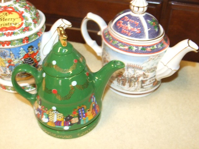 3 Sadler Christmas Teapots , Wade Christmas Teapot & 3 others - Image 2 of 4