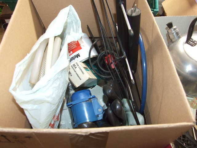 Box of kitchen items & box of odds - Image 2 of 4