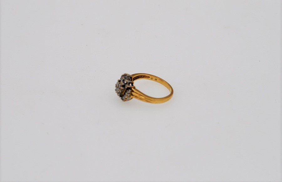 An 18ct (.750) diamond cluster ring - Image 4 of 4