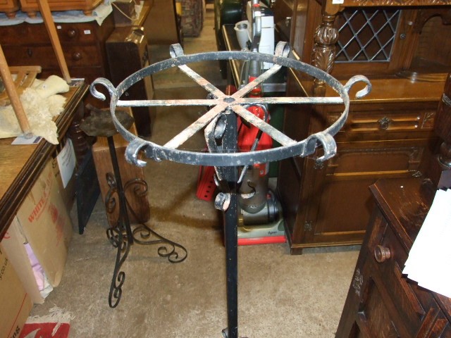 Wrought iron stand 52 inches tall - Image 3 of 3