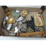 COLLECTION OF VINTAGE COLLECTABLES TO INCLUDE HORSE BRASSES