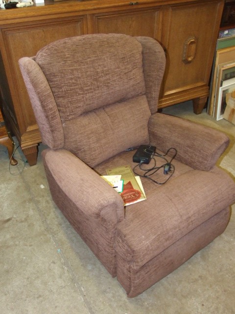 Sherborne Electric Recliner - Image 2 of 3