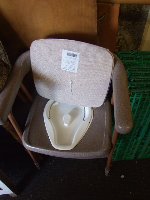 Modern commode chair with adjustable height legs - Image 3 of 3