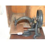 WILCOX AND GIBBS VINTAGE HAND CRANK SEWING MACHINE IN BOX WITH INSTRUCTIONS