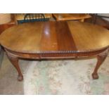 Victorian Mahogany Wind out Dining Table with pie crust edge with cabriole legs , ball & claw feet
