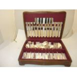 CANTEEN OF SILVER PLATED CUTLERY ALEX CLARK SHEFFIELD IN WOODEN BOX WITH FEET