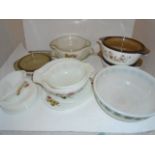 COLLECTION OF VINTAGE PYREX TABLE WARE TO INCLUDE LIDDED SERVING DISHES, MIXING BOWL ETC