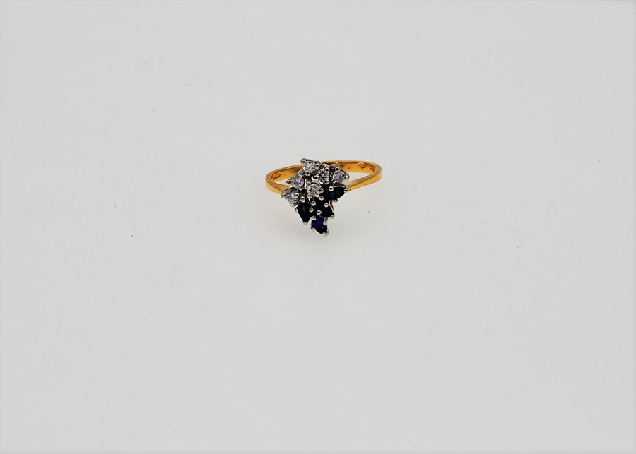 An 18ct (.750) gold sapphire & diamond ring - Image 2 of 4
