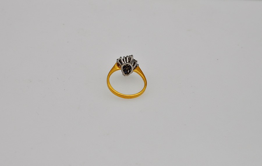 An 18ct (.750) gold sapphire & diamond ring - Image 4 of 4